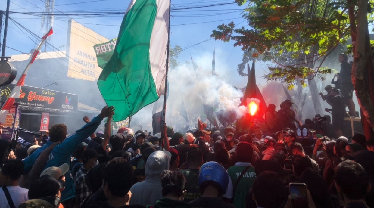 Ribuan suporter Persebaya, Bonek, saat geruduk stasiun televisi pemegang hak siar Liga 1 (Foto: Andhi Dwi/Ngopibareng.id)