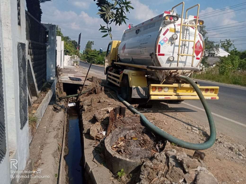 truk vakum parkir di lokasi kejadian rembesan minyak mentah (Ahmad Sampurno / Ngopibareng.id)