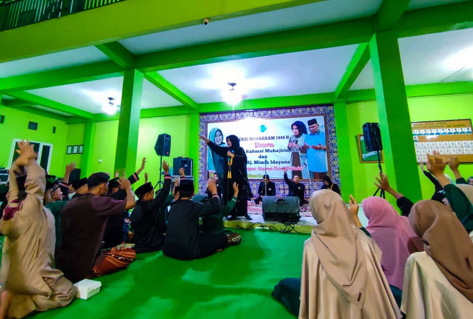 Para santri bersholawat bareng sambil mengangkat tangan (foto :Aini/Ngopibareng.id)