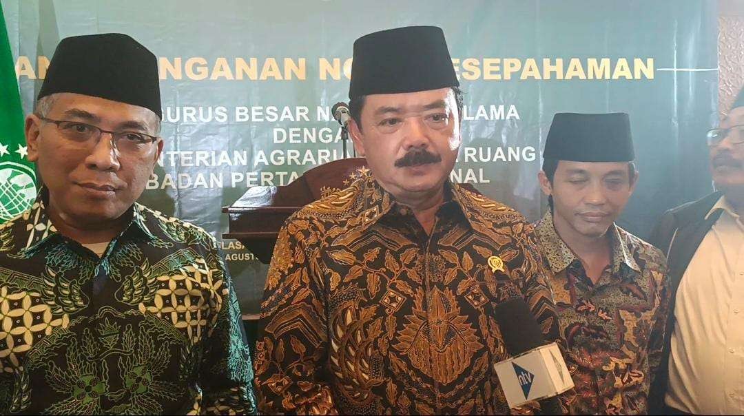 Menteri Agraria Tata Ruang/Kepala Badan Pertanahan Nasional (ATR/BPN) Hadi Tjahjanto bersama Ketua Umum PBNU KH Yahya Cholil Staqut saat di Kantor PBNU, di Jakarta, Selasa 9 Agustus 2022. (Foto: dok-pbnu)