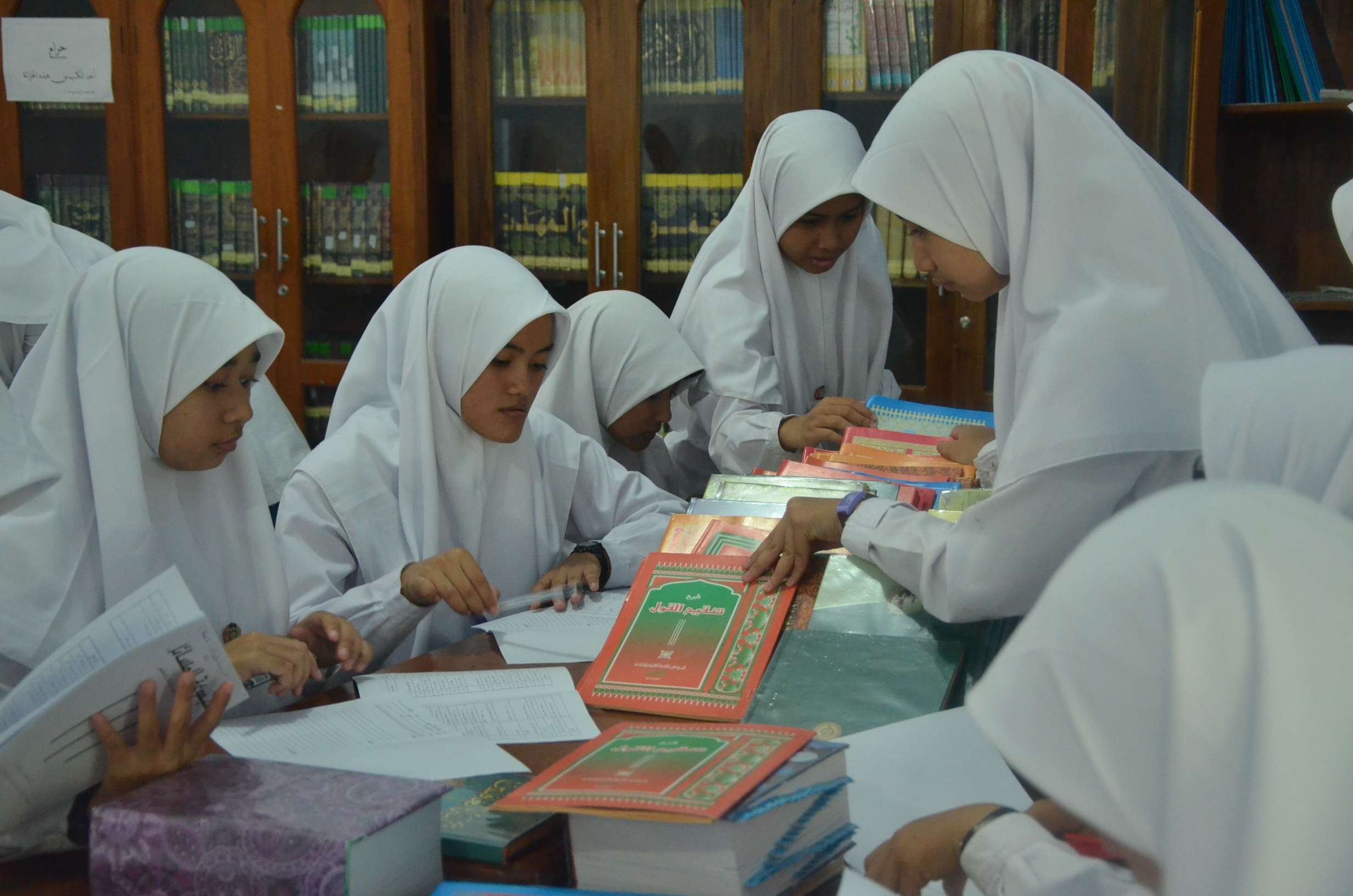 Santri milenial yang tak hanya memahami kitab kuning, melainkan juga berpikir teknologis. (Foto: dok/Ngopibareng.id)