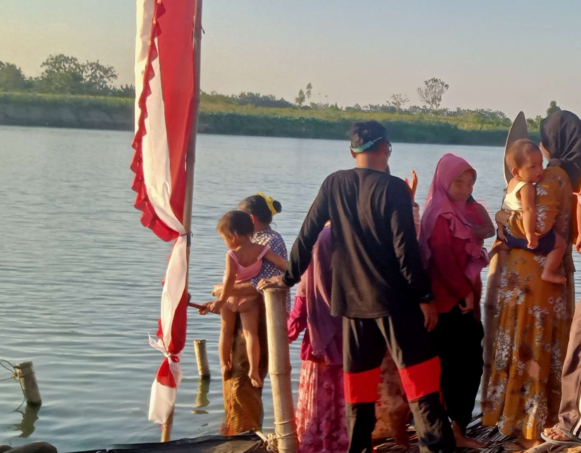 Prosesi ritual Tuku Banyu Nggawan di Kabupaten Tuban yang diikuti para balita. (Foto: Khoirul Huda/Ngopibareng.id)