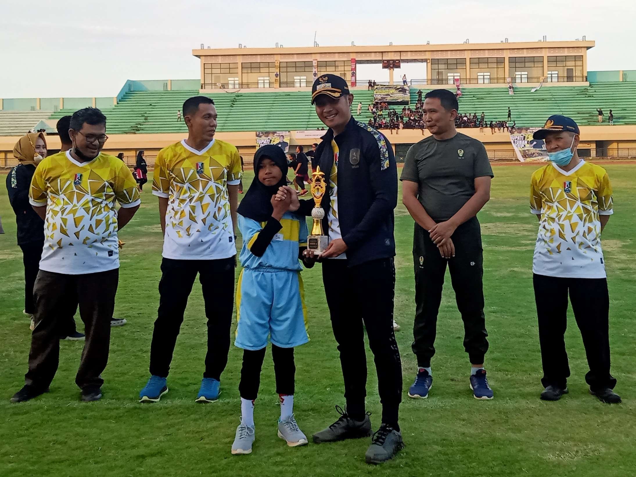 Bupati Tuban, Aditya Halindra Faridzky didampingi Forkopimda menyerahkan piala kepada peserta yang juara. (Foto: Khoirul Huda/Ngopibareng.id)