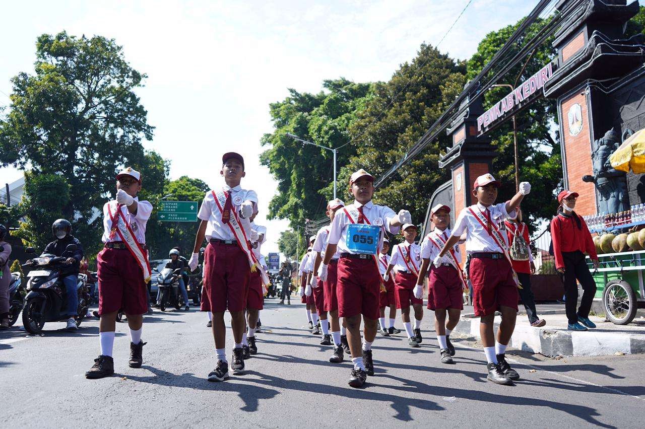 Mas Dhito Gelar Gerak Jalan Guna Bangkitkan Soft Skill Siswa (foto : dok Kominfo Kabupaten Kediri)