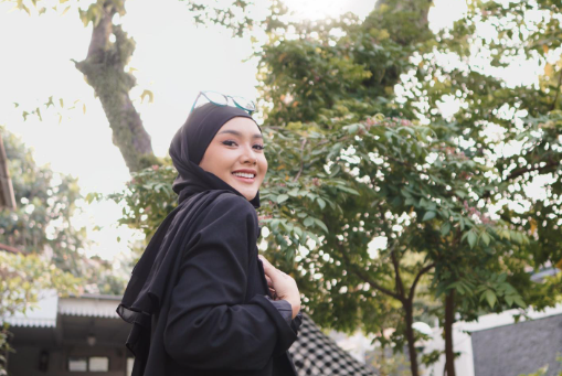 Pedangdut Cita Citata berhijab setelah pacaran dengan Didi Mahardika. Sebelumnya, ia sempat berhijab lantas dilepas. (Foto: Instagram @cita_citata)