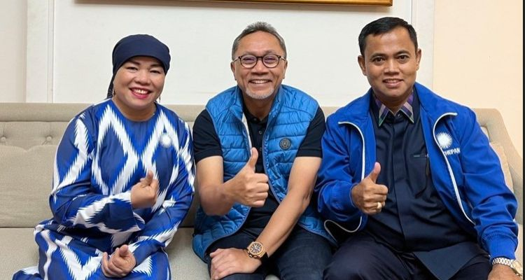 Haji Faisal dan istri, Dewi, pose bersama Ketua Umum Partai Amanat Nasional (PAN) sekaligus Menteri Perdagangan (Mendag) Zulkifli Hasan alias Zulhas. (Foto: Instagram @opah_faisal)