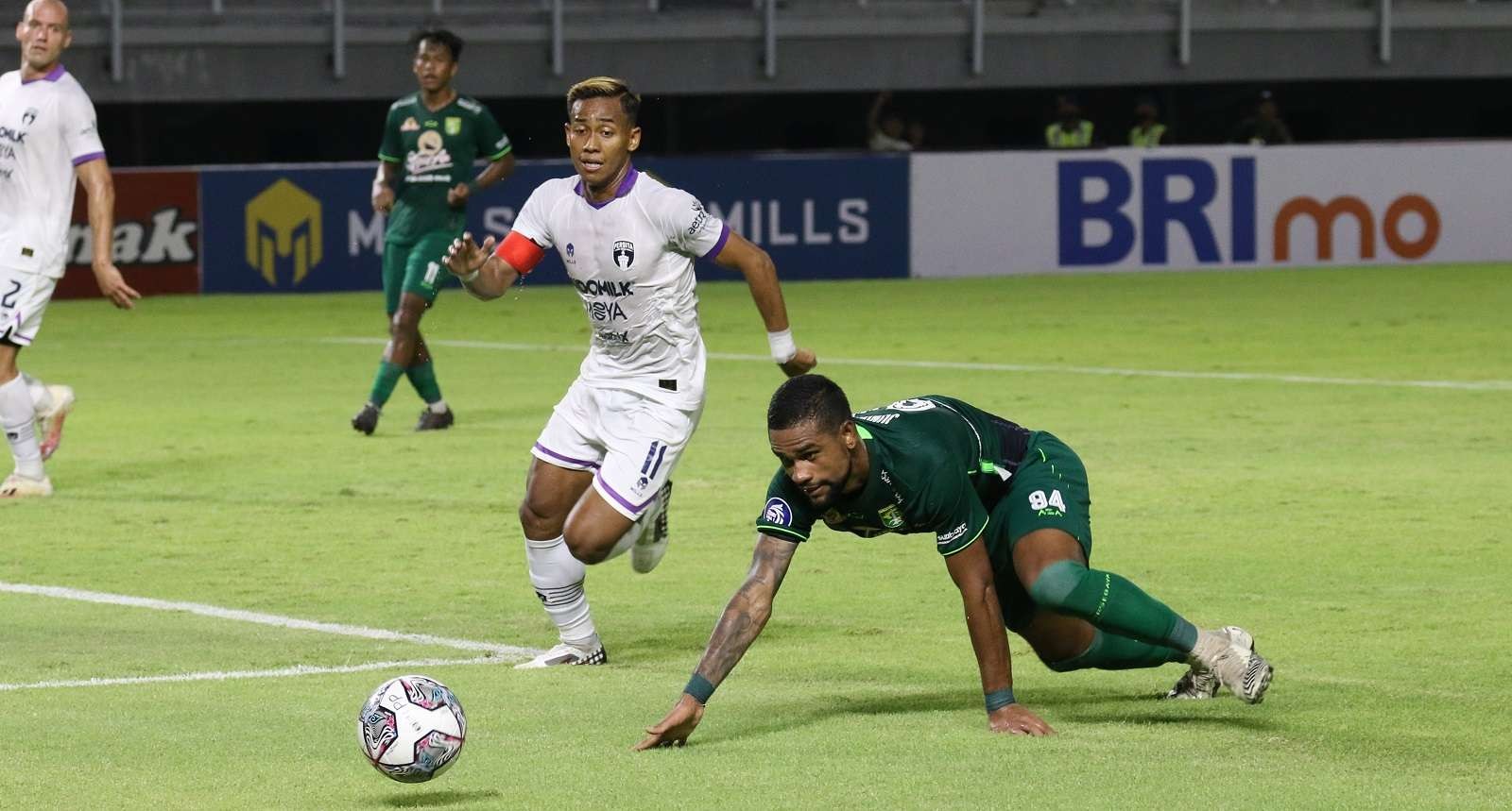 Striker Persebaya, Silvio Junior jatuh bangun saat bertanding melawan Persita Tangeran. (Foto: Fariz Yarbo/Ngopibareng.id)