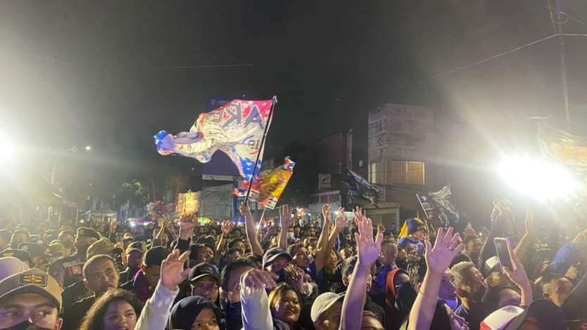 Ribuan Aremania memadati kawasan Kayutangan Heritage menjelang malam HUT Arema ke-35. (Foto: Lalu Theo/Ngopibareng.id)