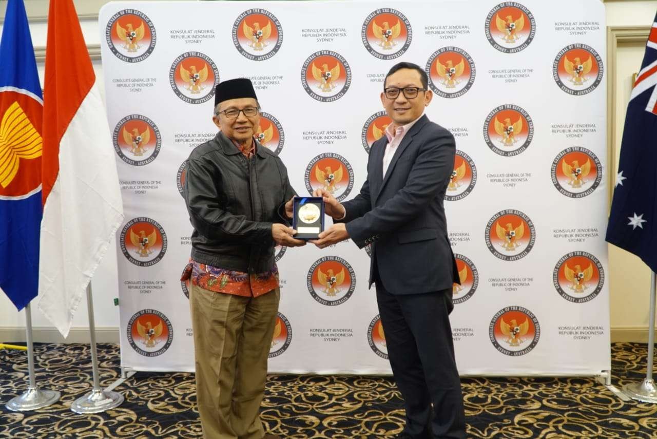 Ketua Pimpinan Ranting Istimewa Muhammadiyah (PRIM) Sydney, Haidir Fitrah Siagian, dan Konjen RI di Sydney, Vedy Kurnia Buana. (Foto: pp muhammadiyah)