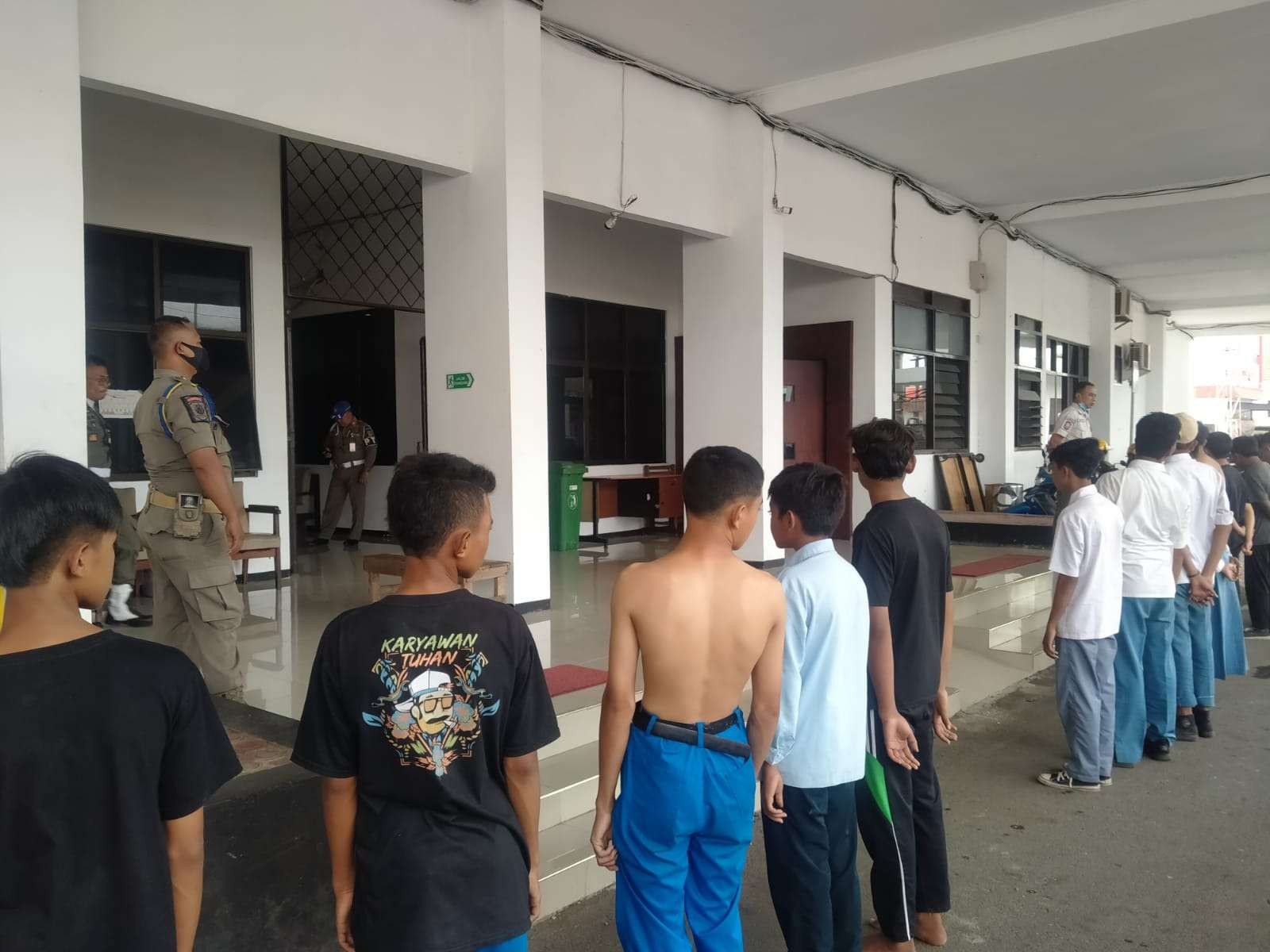 17 siswa yang kepergok sedang mengopi di warung saat jam sekolah diminta berbaris di depan Kantor Satpol PP Jember (Foto: Dok. Satpol PP Jember)