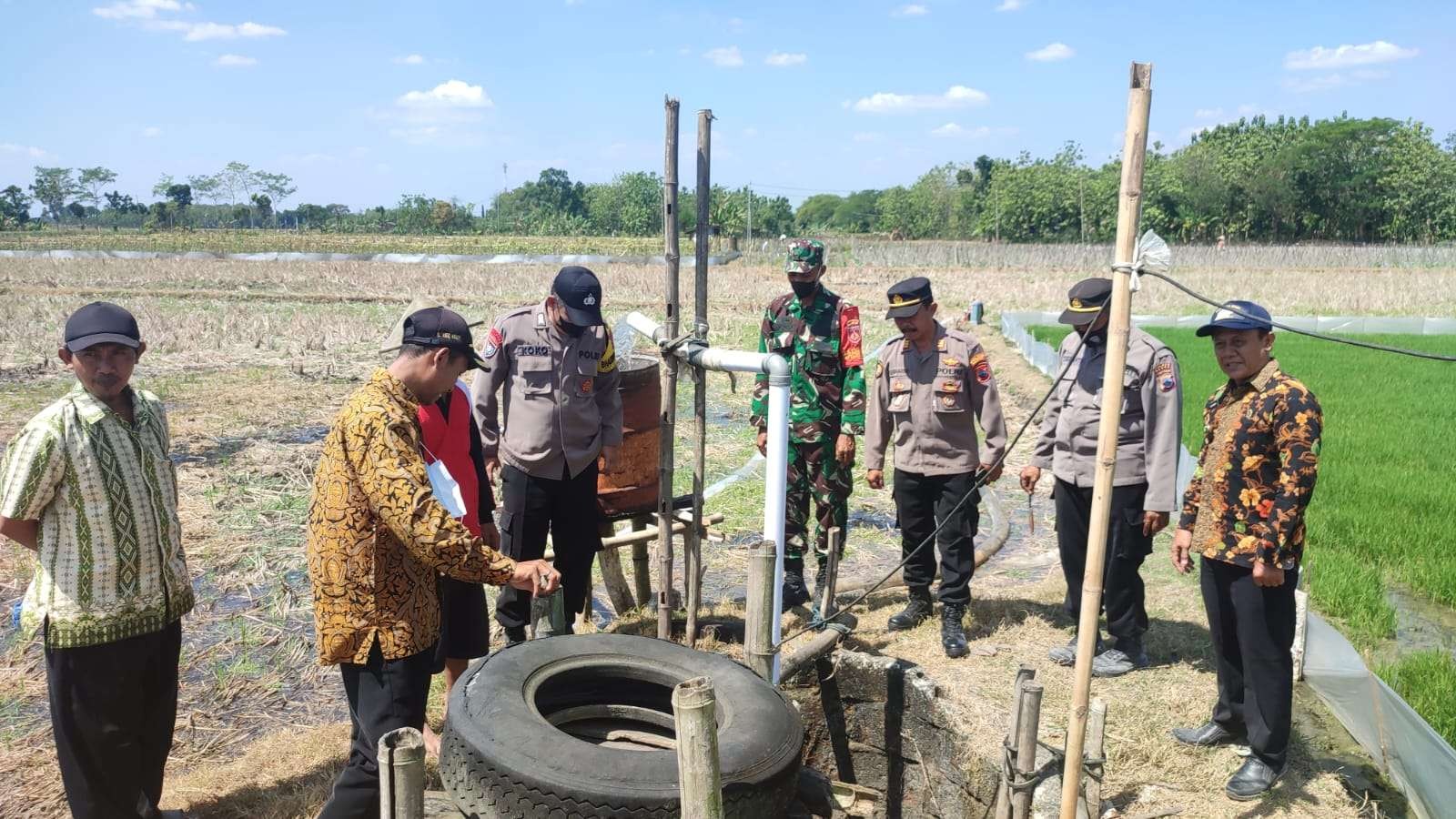 Anggota Polsek Kedungtuban turun ke sawah (Foto: dok. Polres Blora)