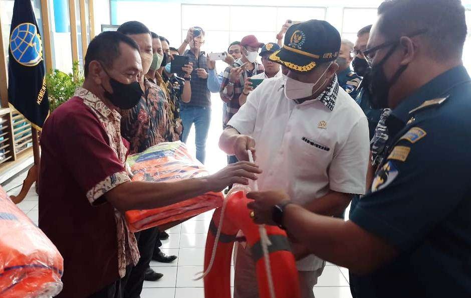 Perwakilan nelayan menerima Pas Kecil dan alat keselamatan dari Kantor Kesyahbandaran dan Otoritas Pelabuhan (KSOP) Tanjungwangi, Banyuwangi. (Foto: Muh Hujaini/Ngopibareng.id)