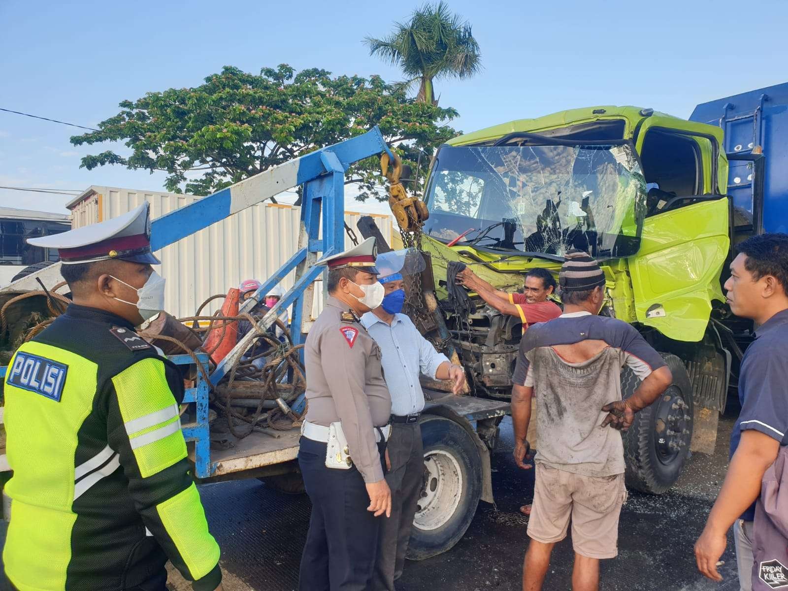 Kondisi dua truk tronton yang bertabrakan di jalur Lamongan-Surabaya. (Foto: Imron Rosidi/Ngopibareng.id)