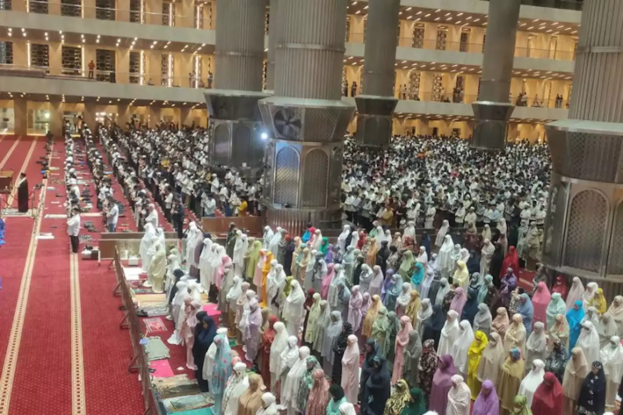 Umat Islam sedang menjalankan ibadah salat berjamaah di Masjid Istiqlal, Jakarta. (Foto: dok/Ngopibareng.id)