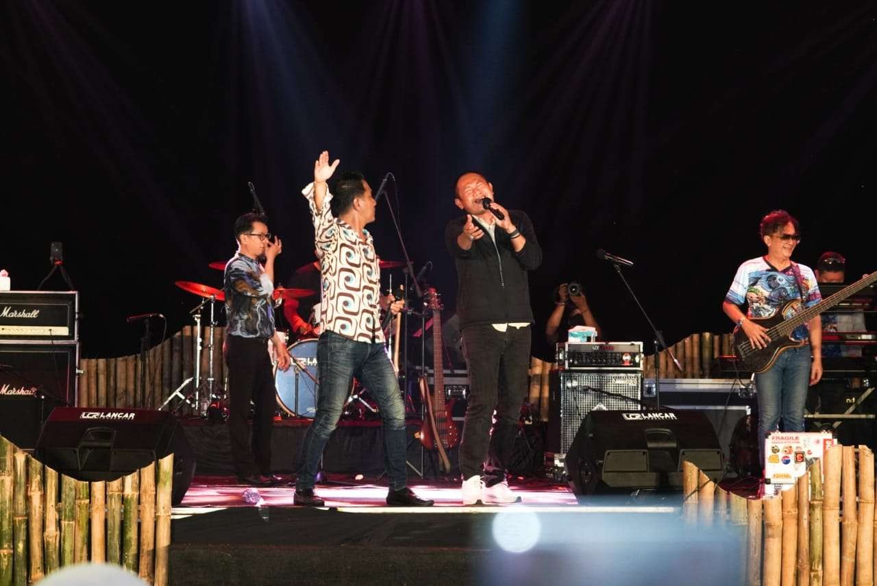 Java Jive saat manggung di ajang Bengawan Jazz Festival Lamongan. (Foto: Imron Rosidi/Ngopibareng.id)