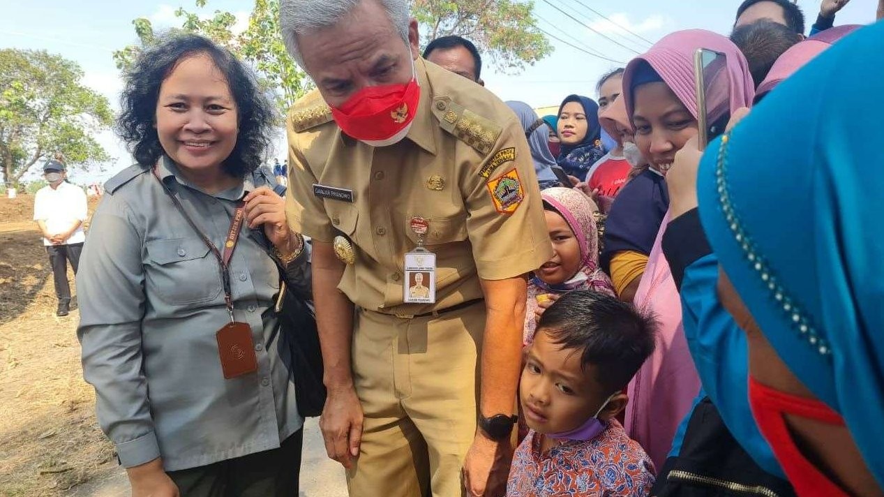 Gubernur Jawa Tengah Ganjar Pranowo saat  menemui penggemar ciliknya, Muhammad Jafran Multazam, saat mendampingi Presiden Joko Widodo di Boyolali. (Foto: Ist)