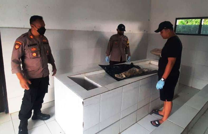 Petugas membawa mayat bayi ke rumah sakit untuk dilakukan otopsi (foto:istimewa)