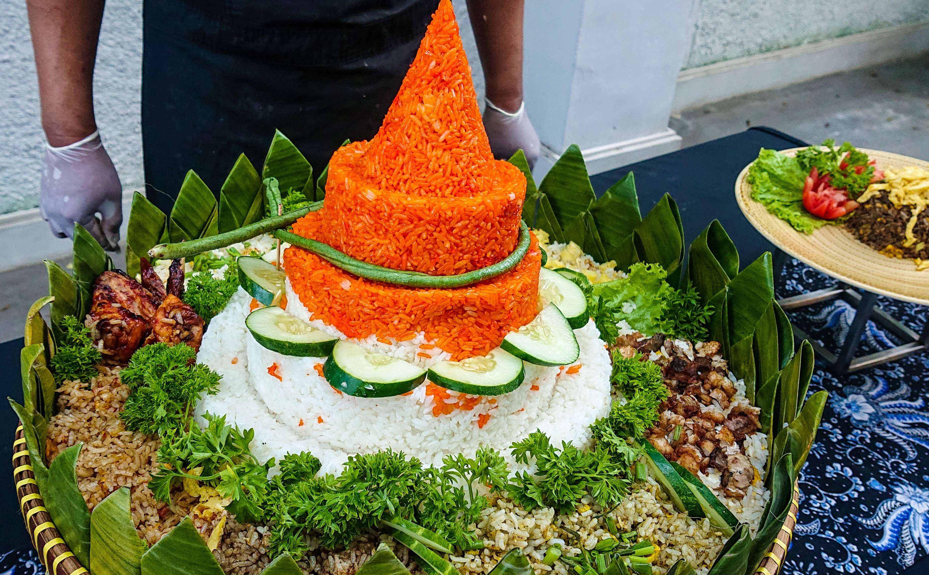 Tumpeng nasi goreng kemerdekaan tujuh varian ala Aston Hotel Sidoarjo. (Foto: Aini Arifin/Ngopibareng.id)