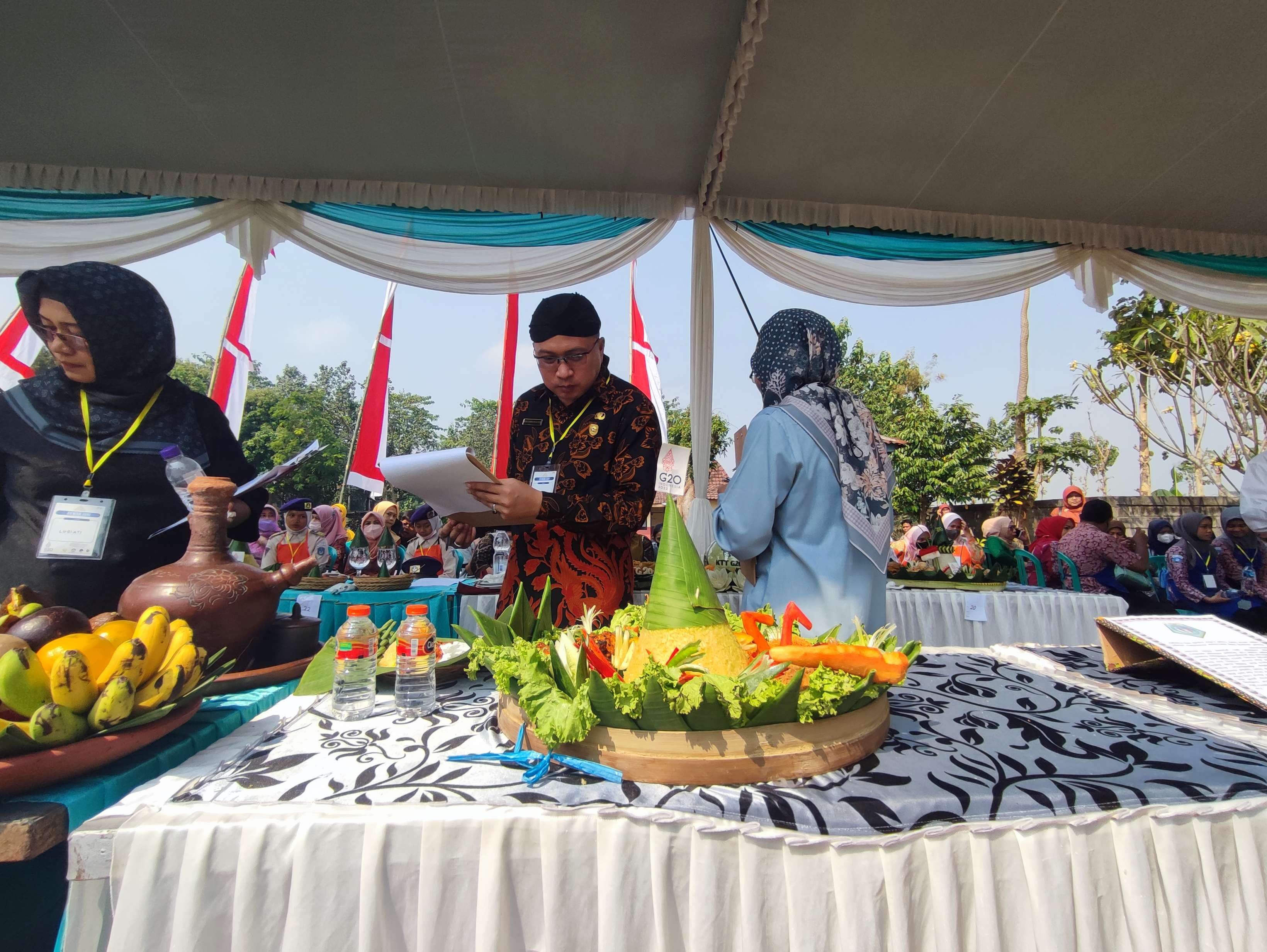 Dewan juri melakukan penilaian tumpeng nusantara. (Foto Deni Lukmantara/Ngopibareng.id)