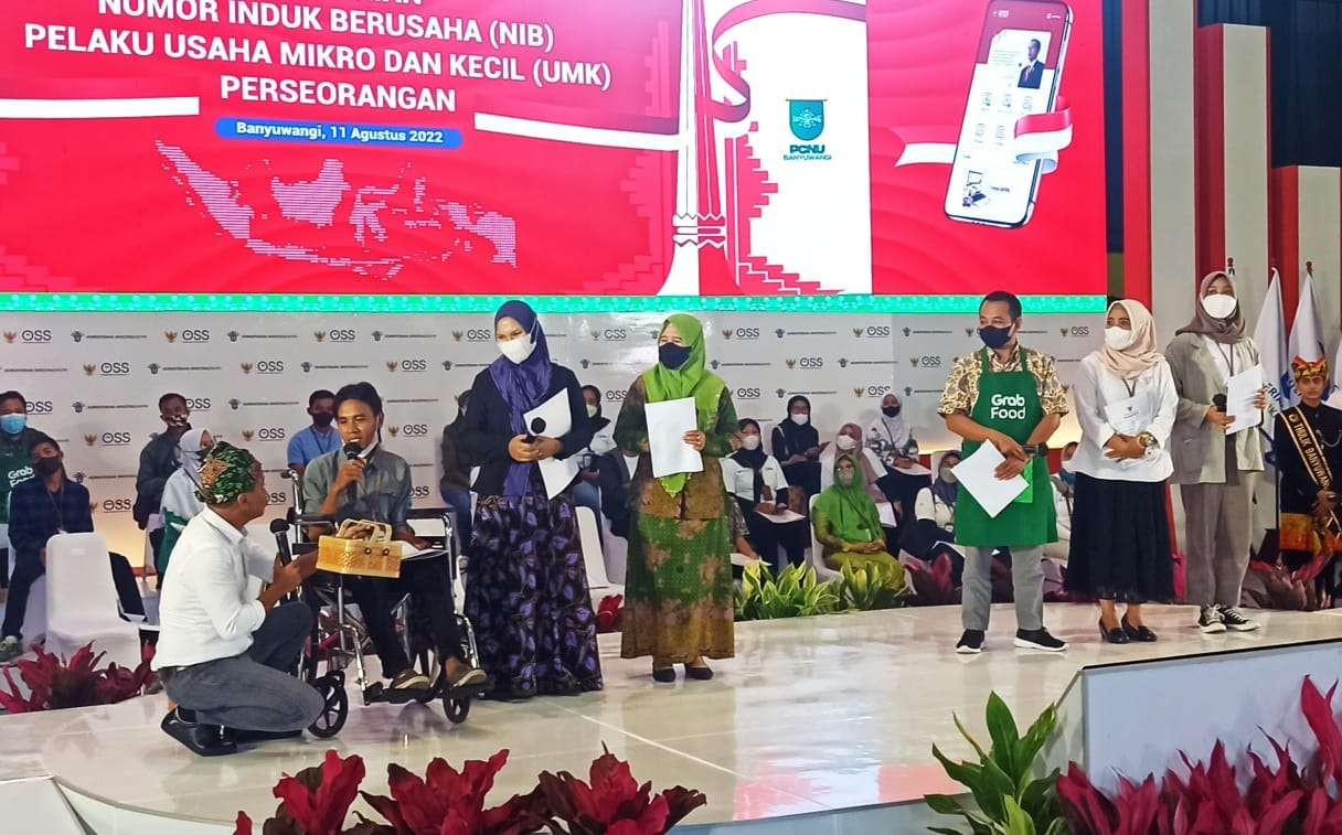 Menteri Investasi/Kepala BKPM Bahlil Lahadalia berbincang dengan pelaku UMK Perseorangan, usai menyerahkan NIB kepada 700 pelaku UMK perseorangan di Banyuwangi, Jawa Timur. (Foto: Muh Hujaini/Ngopibareng.id)