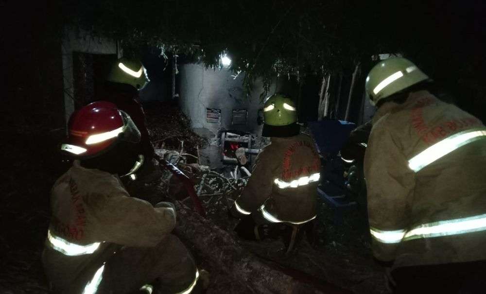 Suku Dinas (Sudin) Penanggulangan Kebakaran dan Penyelamatan (Gulkarmat) Jakarta Selatan melakukan pemadaman di Gedung Plaza Mandiri. (Foto: Sudin Jakarta)