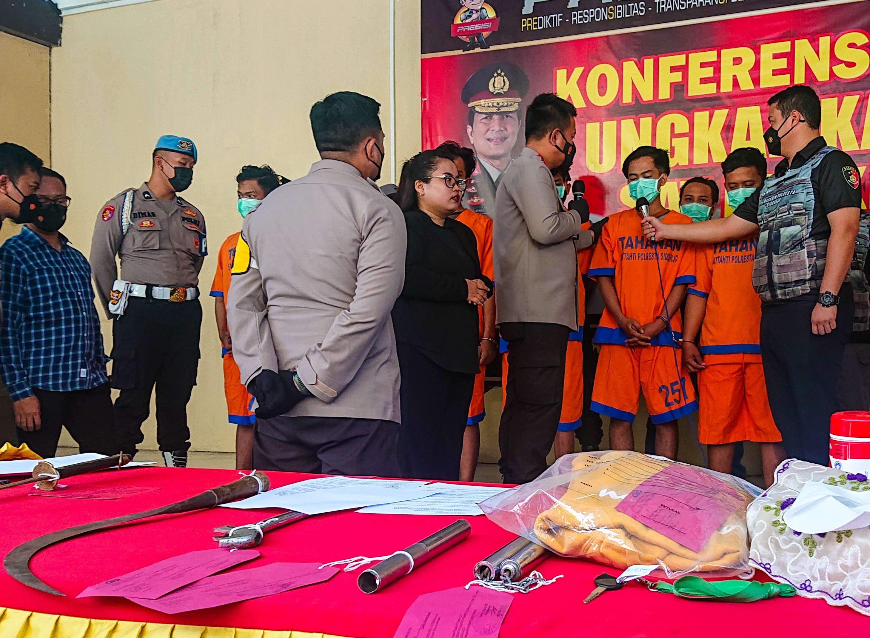 Kapolresta Sidoarjo Kombes Kusumo Wahyu Bintoro, saat menginterogasi tersangka (foto : Aini/Ngopibareng.id)