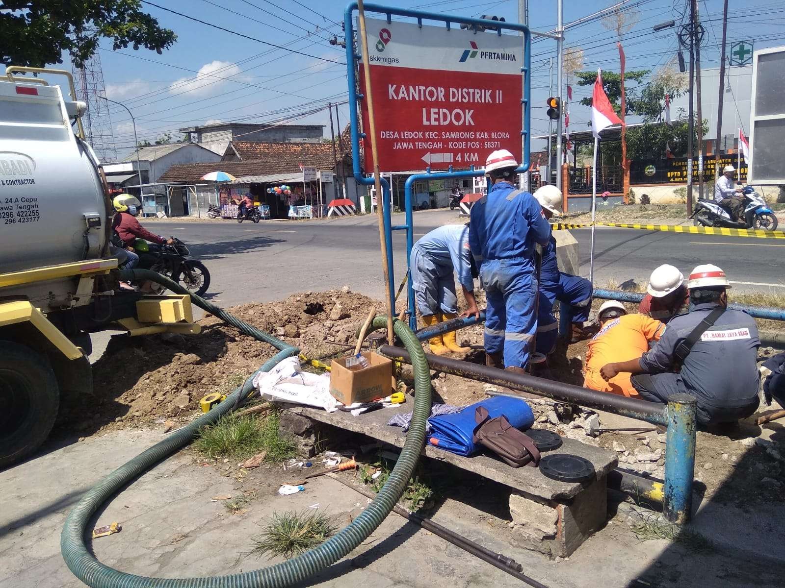 Tim Pertamina EP Cepu Field melakukan penanganan pada Rabu 11 Agustus 2022. (Foto: Ahmad Sampurno / Ngopibareng.id)