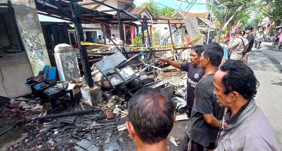 Kios bensin mini yang terbakar hanya tersisa puing-puing. (Foto: Dokumentasi Polsek Kalipuro)