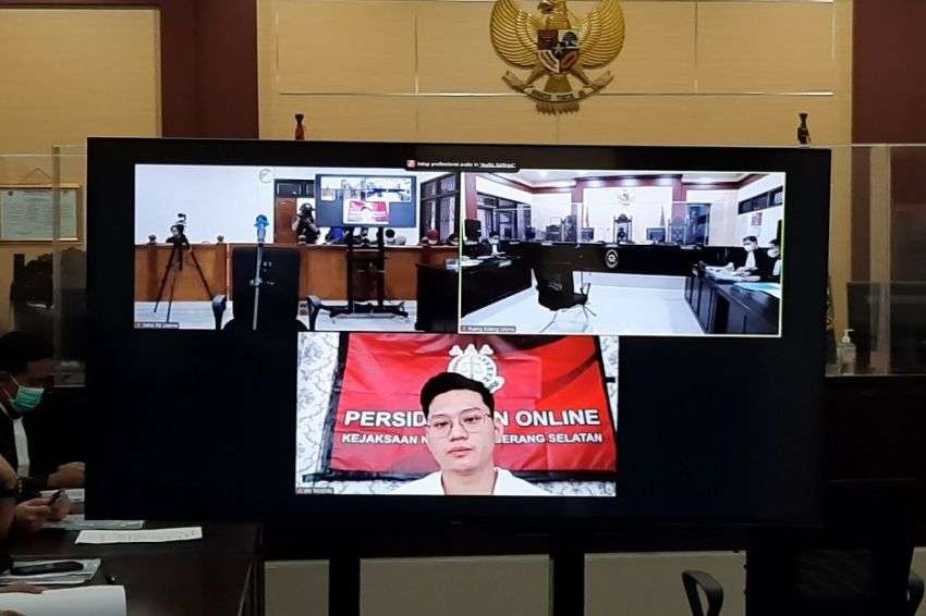 Korban Indra Kenz ngamuk di depan Pengadilan Negeri Tangerang dalam saat sidang perdana.(Foto: Tangkapan layar Youtube)