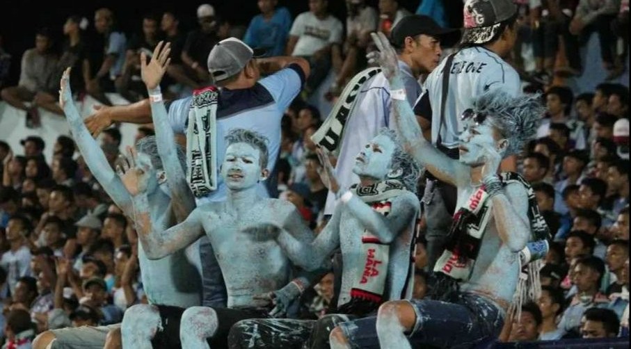 Suporter Persela Lamongan menganggap lagu Joko Tingkir Ngombe Dawet melecehkan tokoh hebat yang berjasa untuk Indonesia. (Foto: Rizal Arnas/Ngopibareng.id)