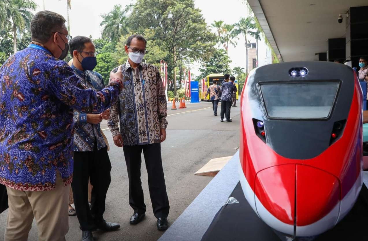 Dalam peringatan Hakteknas di Kemendikbudristek terdapat ragam inovasi yang dipamerkan oleh sejumlah perguruan tinggi. Selain mampu menciptakan kendaraan listrik, perguruan tinggi juga mengembangkan kereta cepat, bus dan kendaraan hemat energi yang lainnya. (Foto: Humas Diktiristek)