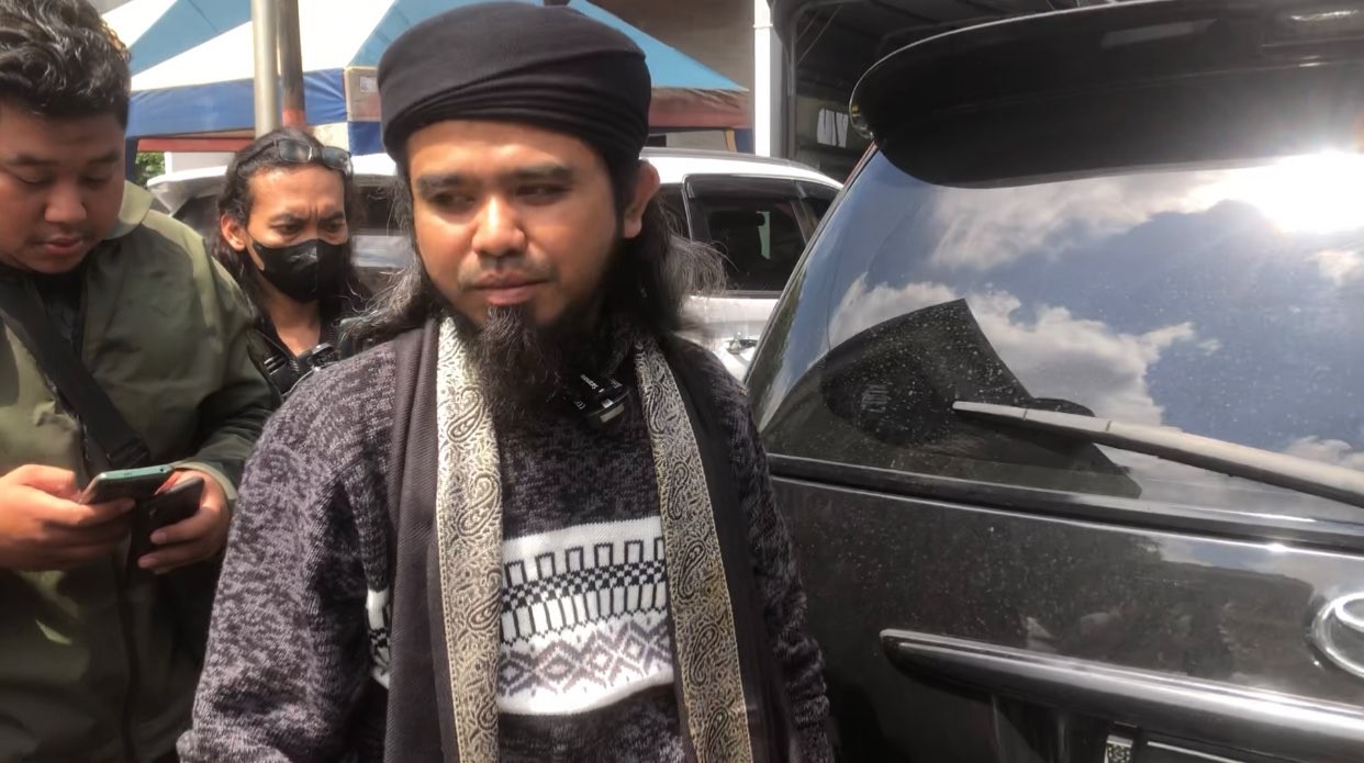 Samsudin Jadab saat mendatangi Polda Jatim, Jumat 12 Agustus 2022 siang. Hal ini terkait laporan kasus pencemaran nama baik yang dilakukan Pesulap Merah alias Marcel Radival. (Foto: Andhi Dwi/Ngopibareng.id)