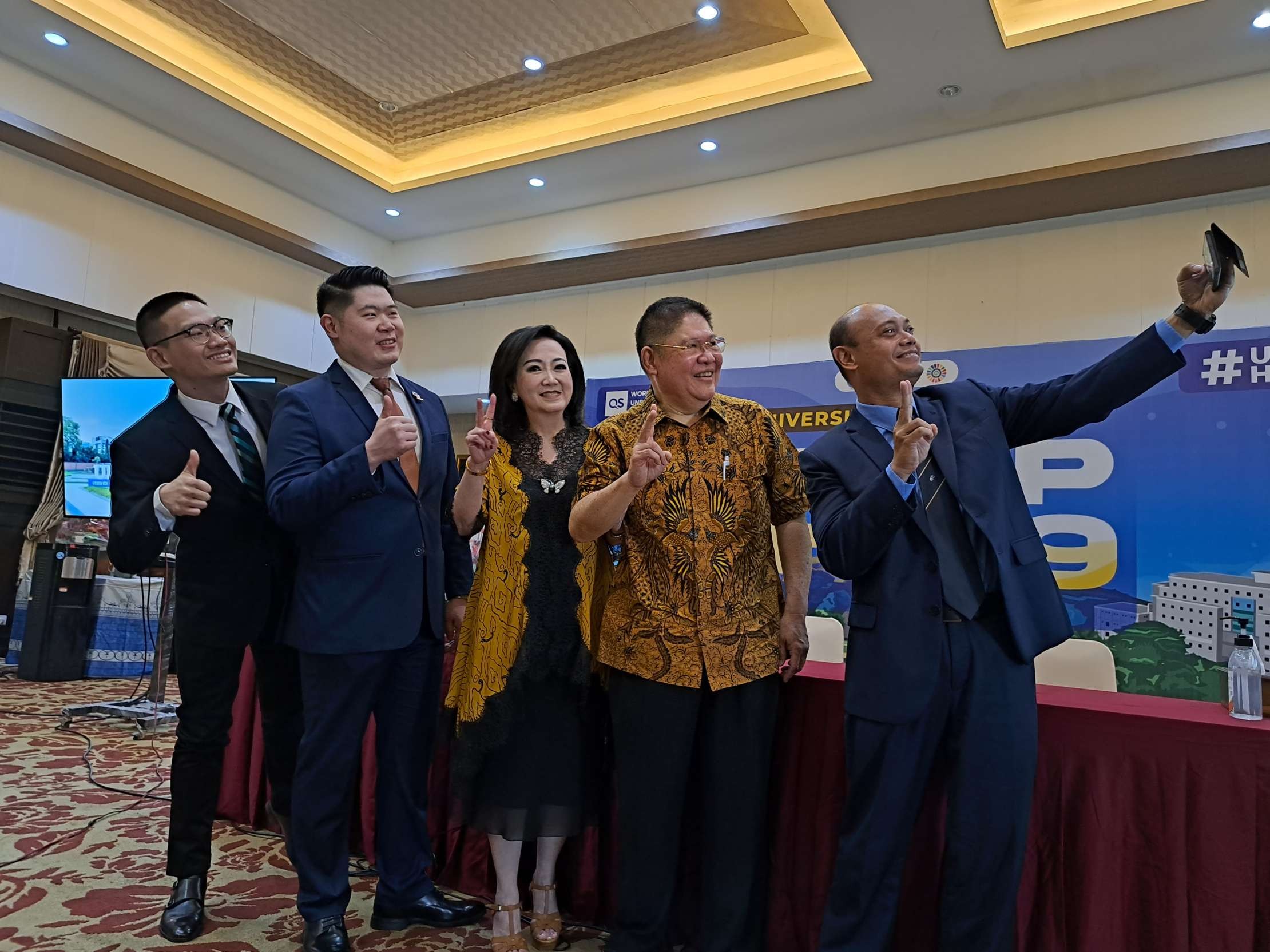 Dekan FH Unair, bersama keluarga Tandyo Hasan, istri dan kedua anaknya. ( Foto: Pita Sari/Ngopibareng id)