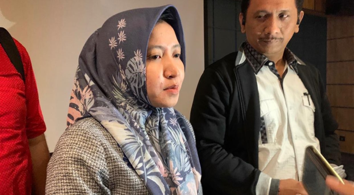 Istri terdakwa pencabulan santriwati, Moch Subchi Azal Tsani (MSAT), Erlian Rinda alias Durrotun Mahsunnah (Foto: Andhi Dwi/Ngopibareng.id)