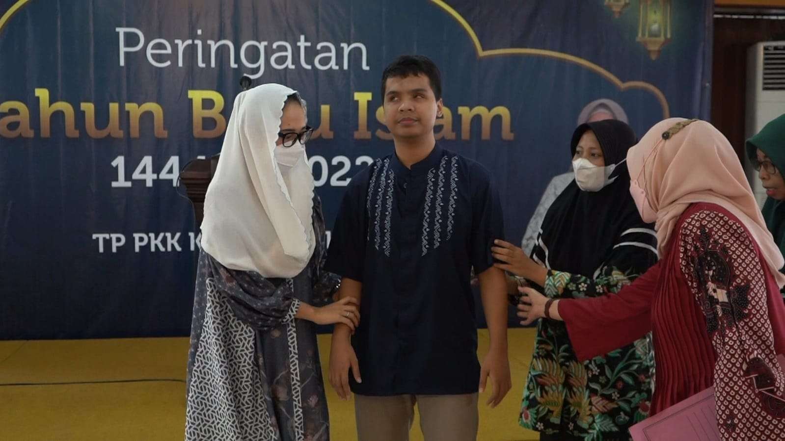 Ketua Tim Penggerak PKK Kabupaten Kediri Eriani Annisa Hanindhito memberikan perhatian bagi anak-anak berkebutuhan khusus di Bumi Panjalu (foto:Kominfo Kabupaten Kediri)