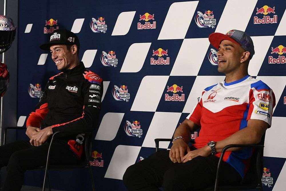 Aleix Espargaro (Aprilia Racing) dan Jorge Martin (Pramac Racing) saat konferensi pers sponsor baru. (Foto: crash/motoGP)