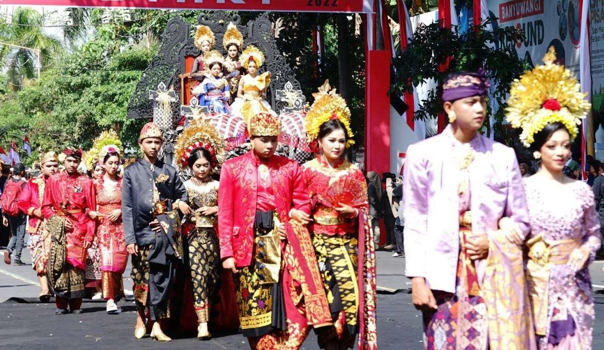 Para pelajar di Banyuwangi mengenakan pakaian adat dari berebagi suku di Indonesia dalam Karnaval Kebangsaan (foto:istimewa)