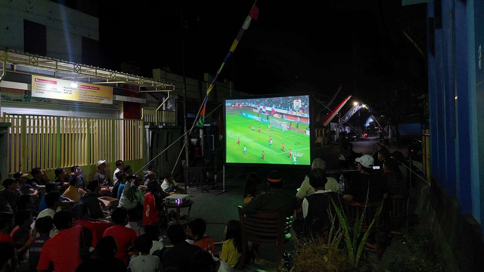 Suasana nonton bareng (nobar) grand final Piala AFF U-16 di salah tempat di Kota Probolinggo. (Foto: Ikhsan Mahmudi/Ngopibareng.id)