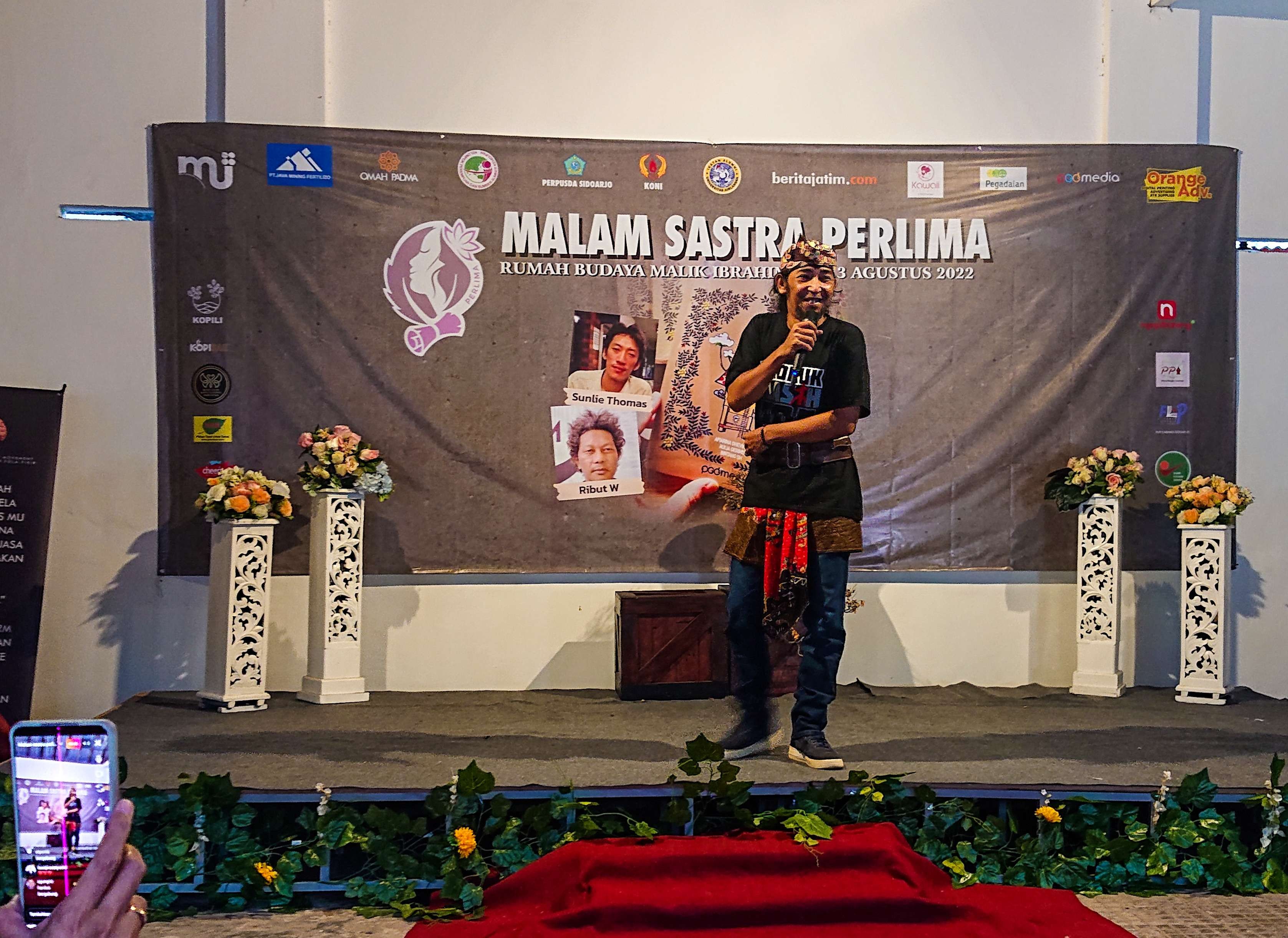 Event pesta puisi malam sastra PERLIMA di Sidoarjo. (Foto: Aini Arifin/Ngopibareng.id)