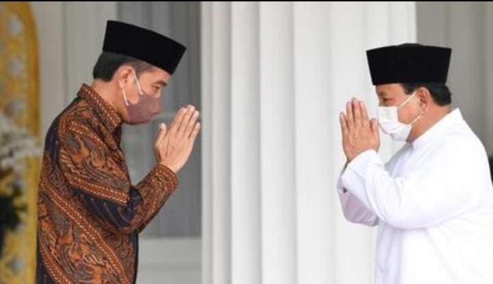 Presiden Joko Widodo  dengan Menteri Pertahanan Prabowo Subianto, saling memberi hormat. Prabowo telah meminta izin kepada  Presiden Jokowi untuk maju sebagai capres pada Pilpres 2024 (Foto: Setpres )