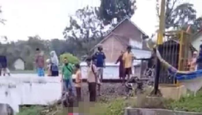 Kecelakaan kereta api vs sepeda motor di perlintasan sebidang tanpa palang Desa Sumberlesung, Ledokombo, Jember. (Foto: Tangkap layar video viral)