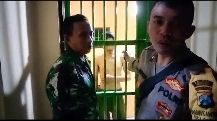 Pemuda yang menganiaya ibu kandung di Jember ditahan di Polsek Sempolan (Foto: Polsek Sempolan)