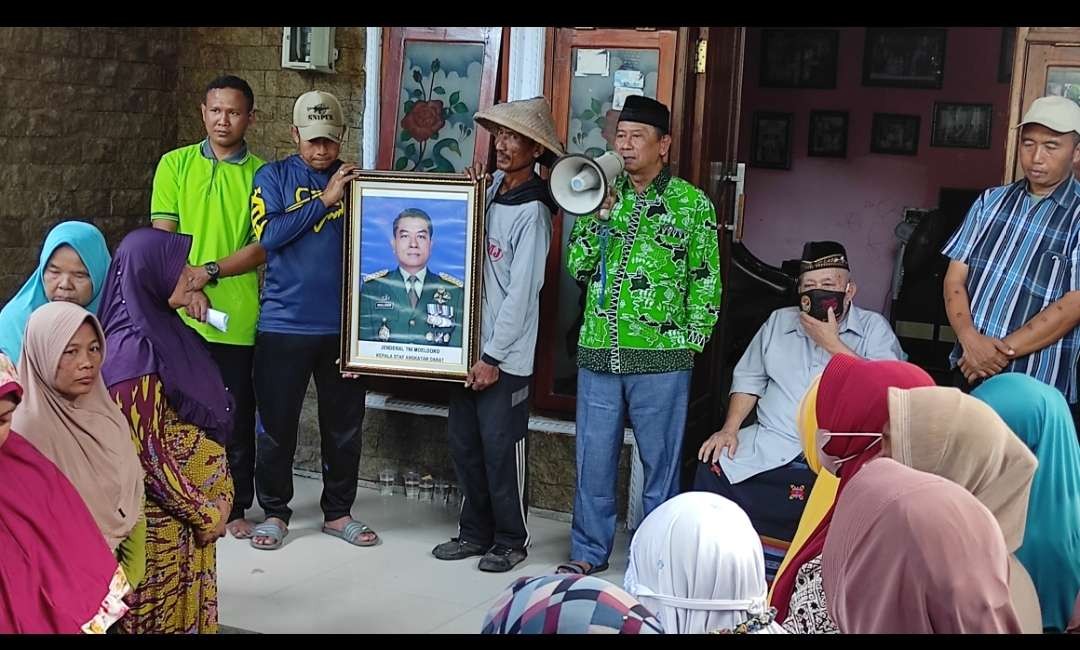 Kepala Staf Kepresidenan (KSP) Indonesia, Moeldoko didukung ratusan warga di kampung kelahirannya, Desa Pesing, Kecamatan Purwoasri, Kabupaten Kediri, untuk maju Capres 2024. (Foto: Fendhy Plesmana/Ngopibareng.id)