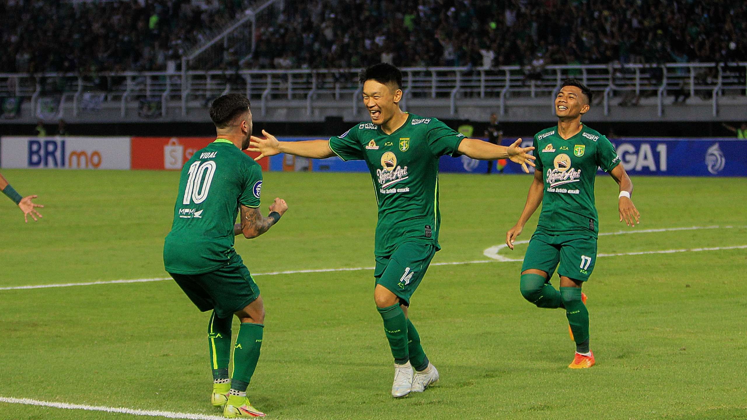 Pemain Persebaya, Sho Yamamoto (tengah) bersama rekannya melakukan selebrasi usai menjebol gawang Madura United di Stadion Gelora Bung Tomo, Surabaya, Minggu 14 Agustus 2022. (Foto: Fariz Yarbo/Ngopibareng.id)