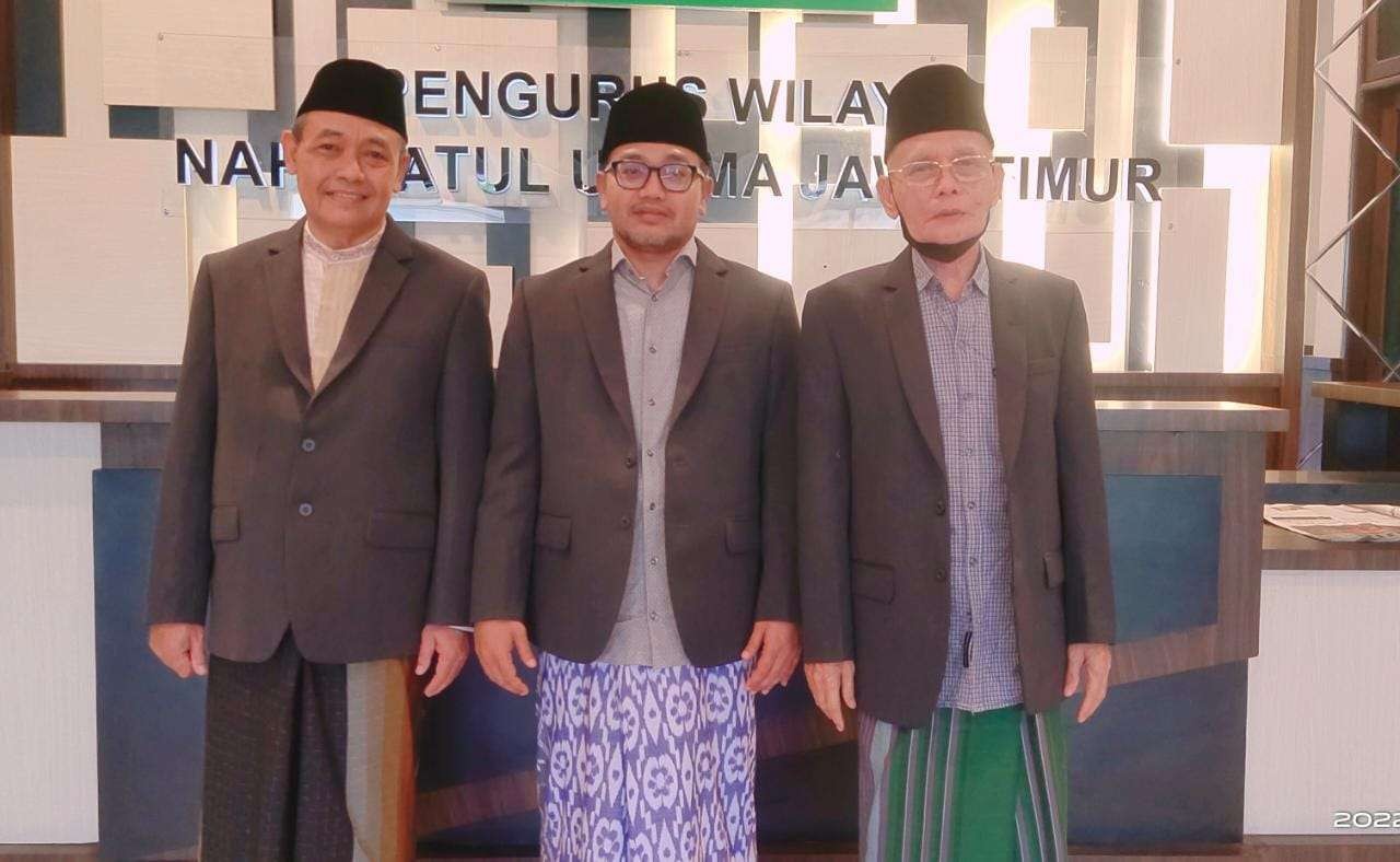 Imam Masjid Agung Sunan Ampel Surabaya KH Dzul Hilmi Ghazali bersama KH Abdussalam Shohib (tengah). (Foto:PWNU jatim)