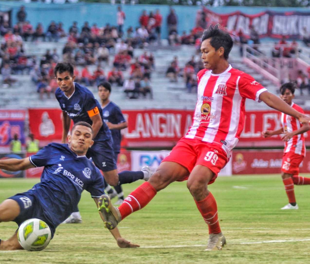 Laga uji coba persahabatan Deltras FC (merah putih) melawan Persipa Pati (biru) (foto: istimewa)