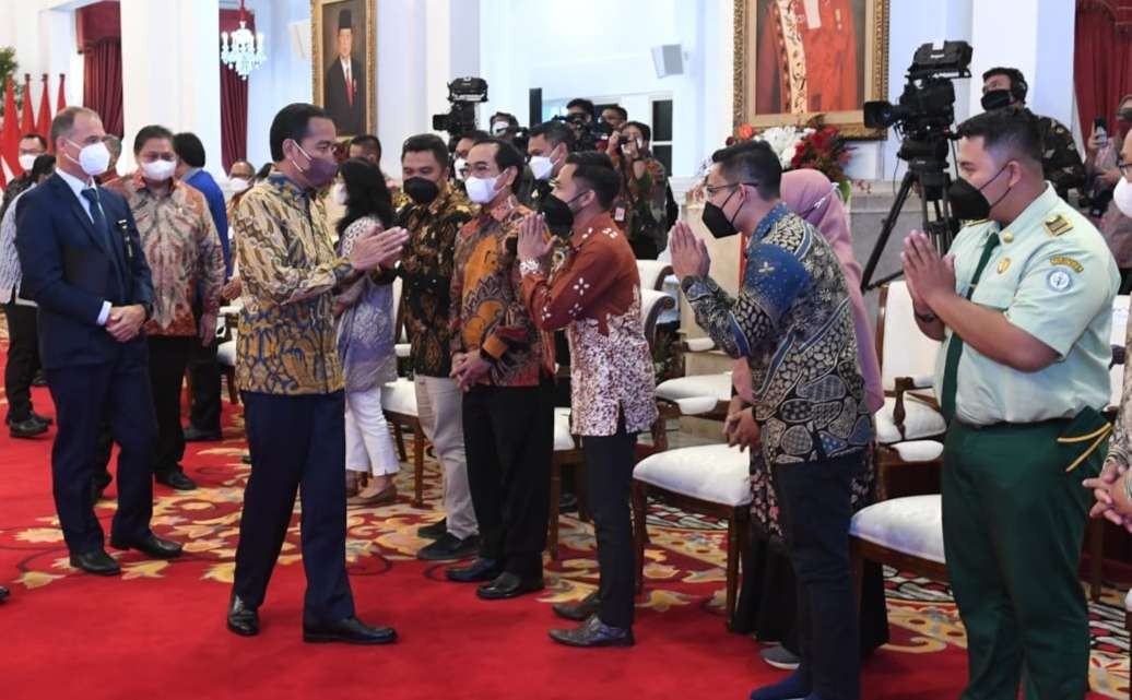 Presiden menyapa undangan pada acara penyerahan penghargaan dari IRRI kepada pemerintah Republik Indonesia  di Istana Negara Jakarta ( Foto: Setpres)