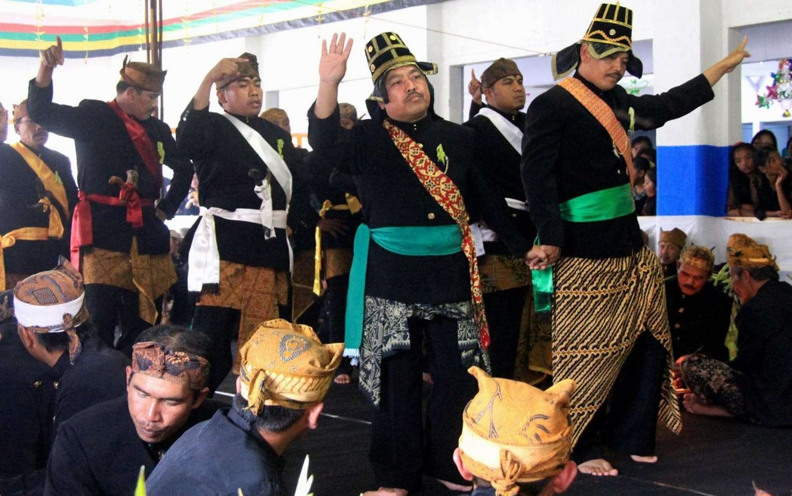 Tari Sodoran di Balai Desa Jetak, Kecamatan Sukapura, Kabupaten Probolinggo mewarnai Hari Raya Karo. (Foto: Ikhsan Mahmudi/Ngopibareng.id)