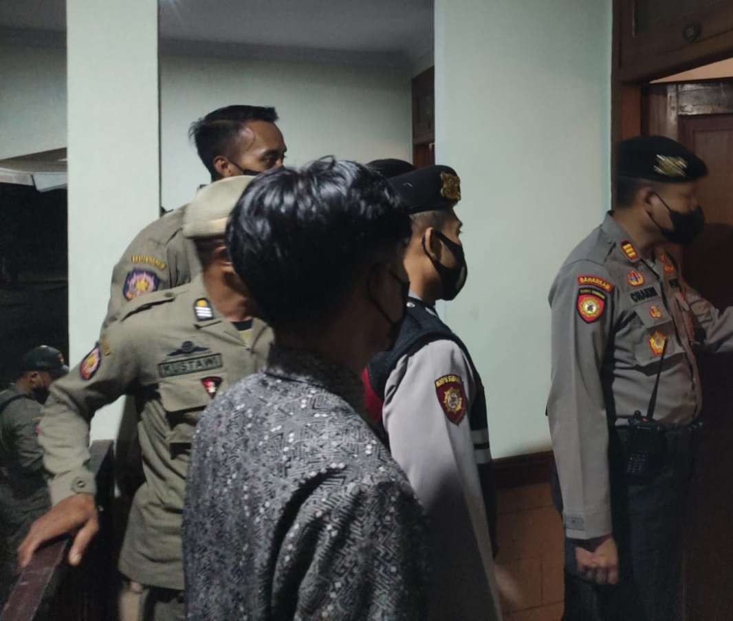 Petugas menyisir sejumlah kamar hotel melati di wilayah Kabupaten Tuban (foto: dok. Satsamapta Polres Tuban)