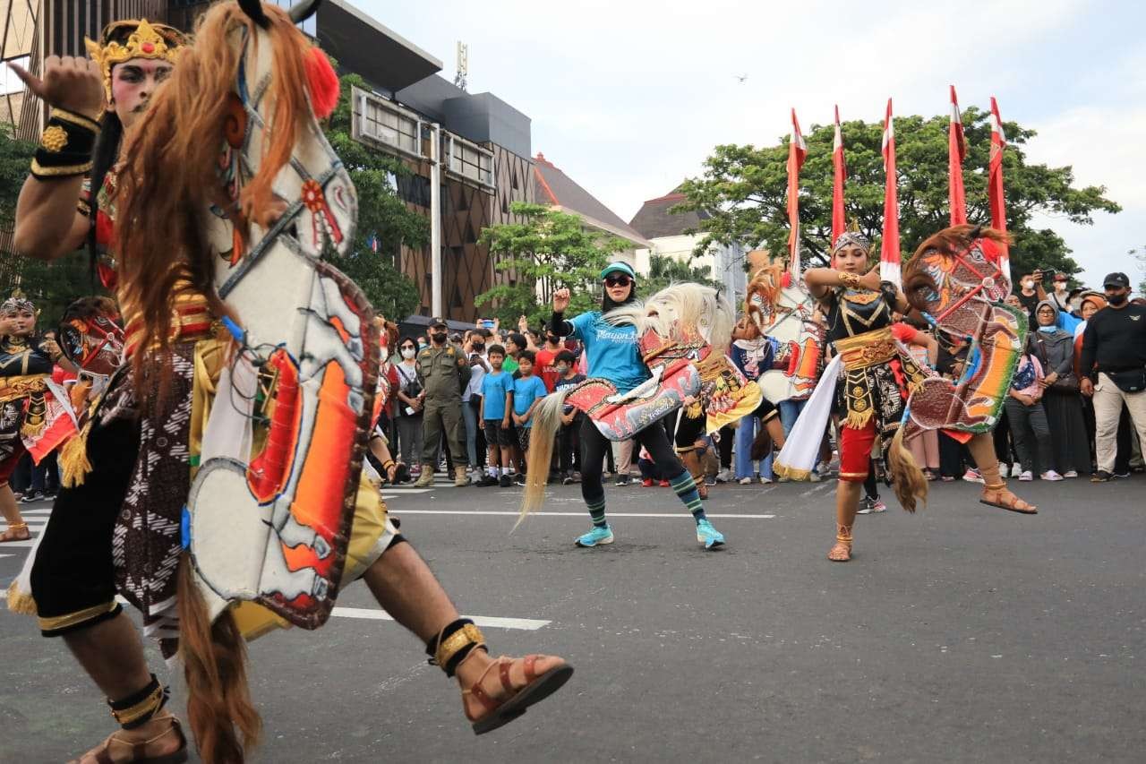 Ribuan orang tumplek blek di Lapangan Pancasila Simpang Lima Kota Semarang, Minggu 14 Agustus 2022 pagi menyaksikan tari jaranan di Hari Jadi Jawa Tengah. (Foto: Dokumentasi Jateng)